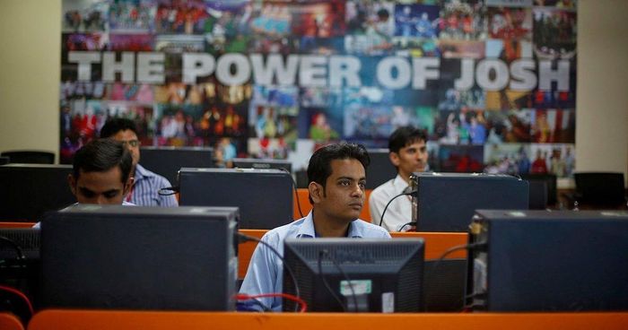 Các nhân viên CNTT tham gia buổi đào tạo kỹ năng tại tòa nhà văn phòng Tech Mahindra ở Noida, Ấn Độ. (Ảnh: Reuters)