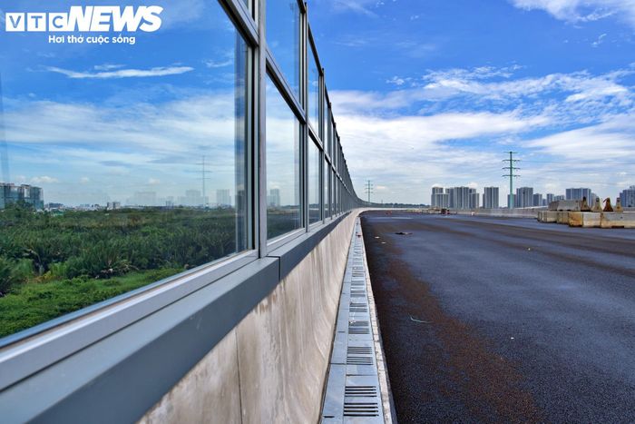 Chủ đầu tư cho biết hệ thống này giúp giảm mức ồn xuống dưới 70 dB, đáp ứng quy chuẩn an toàn, góp phần cải thiện môi trường sống cho người dân sinh sống dọc tuyến.