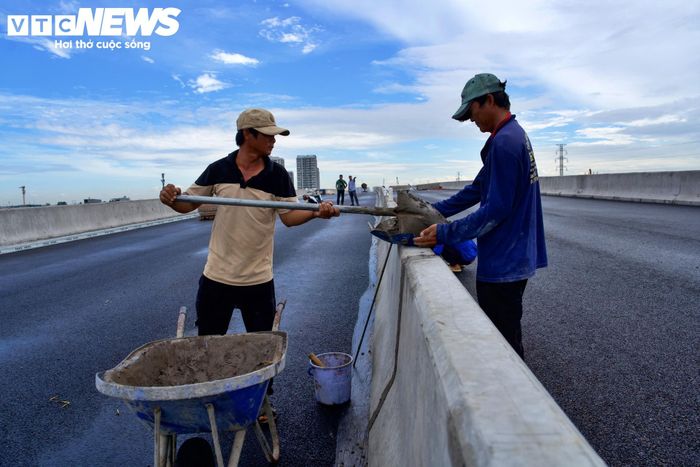 Ngoài hạng mục tường chống ồn, gần 15 km đường trên cao đã hoàn thiện nhiều hạng mục như thảm nhựa, dải phân cách và lan can. Tuyến cũng lần đầu tiên áp dụng mặt đường nhựa rỗng, giúp thoát nước nhanh, hạn chế đọng nước và giảm tình trạng bắn nước giữa các phương tiện khi trời mưa.