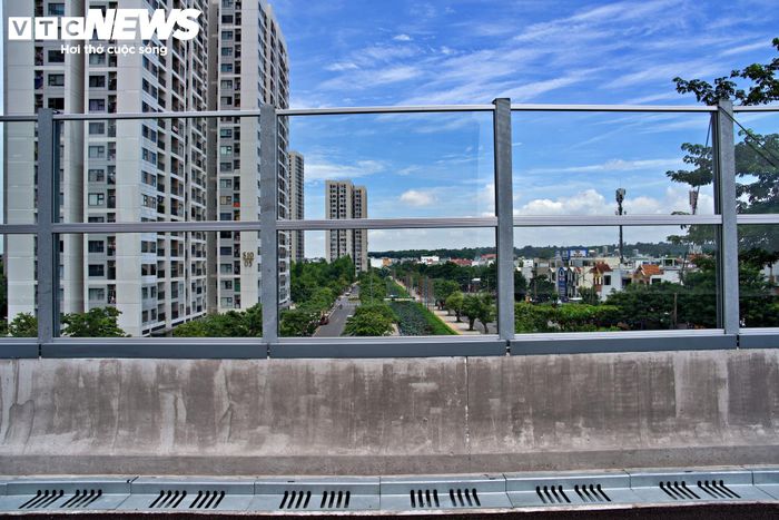 Mỗi tấm có kích thước 1 x 2 m, được chế tạo bằng nhựa đặc chủng kết hợp khung nhôm chịu lực, có khả năng chống chịu thời tiết và độ bền cao. Chiều cao của hệ thống tính từ mặt đường khoảng 4 m.