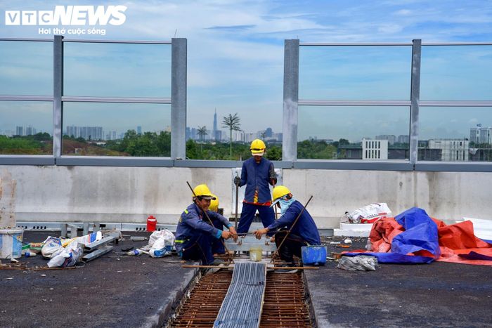 Theo kỹ sư thi công, các tấm kính chống ồn tại vị trí khe co giãn sẽ được lắp đặt sau khi hạng mục khe co giãn hoàn tất.