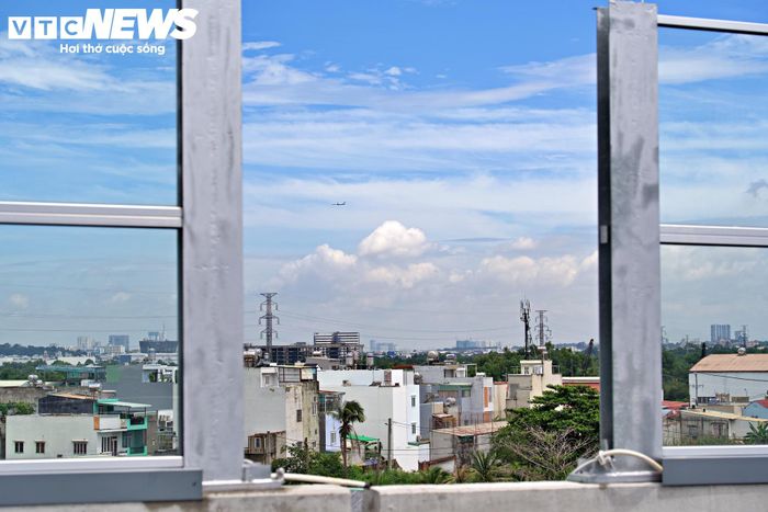 Một trong những hạng mục nổi bật trên tuyến là hệ thống tường chống ồn được lắp đặt dọc khoảng 7 km đường trên cao đi qua khu đô thị và nhiều khu dân cư. Hạng mục này được triển khai từ cuối năm 2025 và hoàn thành trong tháng 7 vừa qua.