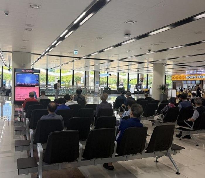 Người cao tuổi ngồi nghỉ xem tivi bên trong sân bay quốc tế Gimpo ở Seoul, ngày 6/8. (Ảnh: Korea Times)