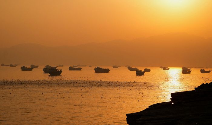Tàu thuyền di chuyển trên eo biển Hormuz. (Ảnh: Reuters)