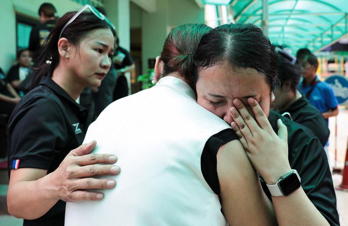 Giáo viên nhà trường sau khi vụ việc xảy ra. (Ảnh: Reuters)