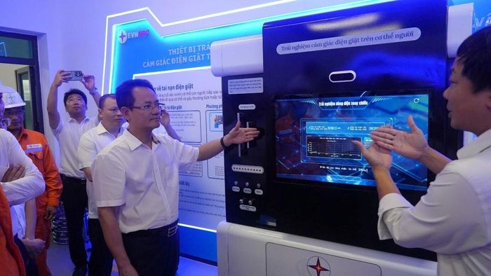Các đại biểu tham quan, trải nghiệm các mô đun huấn luyện hiện đại tại Thao trường An toàn điện và nhận diện mối nguy.
