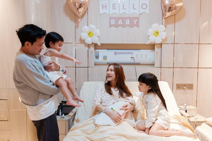 Cặp đôi vừa đón con thứ ba chào đời vào đầu năm nay.