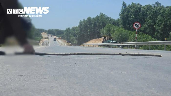 Theo chủ đầu tư, sau khi hoàn thành phần mở rộng cao tốc Cam Lộ - La Sơn lên 4 làn xe, các vị trí hằn lún sẽ được cào bóc, sửa chửa. (Ảnh: NL)