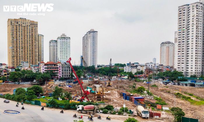 Khu vực giao cắt giữa đường Phạm Tu và đường 70 từ lâu được xem là một trong những điểm ùn tắc phức tạp ở phía Nam Hà Nội. Lưu lượng xe lớn trong khi hạ tầng chưa hoàn thiện khiến khu vực này thường xuyên quá tải, đặc biệt vào khung giờ cao điểm.
