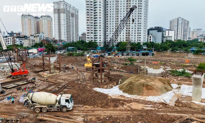 Không khí thi công diễn ra khẩn trương trên nhiều vị trí nhằm đáp ứng mục tiêu hoàn thành công trình theo kế hoạch.