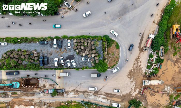 Trước khi dự án được tái khởi động, hạng mục cầu vượt mới chỉ hoàn thành phần đường dẫn rồi phải dừng thi công trong thời gian dài. Do công trình chưa thể nối thông, các phương tiện phải đi qua tuyến đường nhỏ bên cạnh, khiến khu vực thường xuyên xảy ra ùn tắc. 