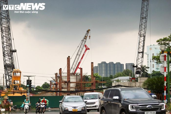 Theo thiết kế, nút giao sẽ gồm cầu vượt trực thông kết hợp đảo xuyến, hệ thống vỉa hè, cây xanh cùng các hạng mục hạ tầng đồng bộ nhằm nâng cao năng lực lưu thông. 