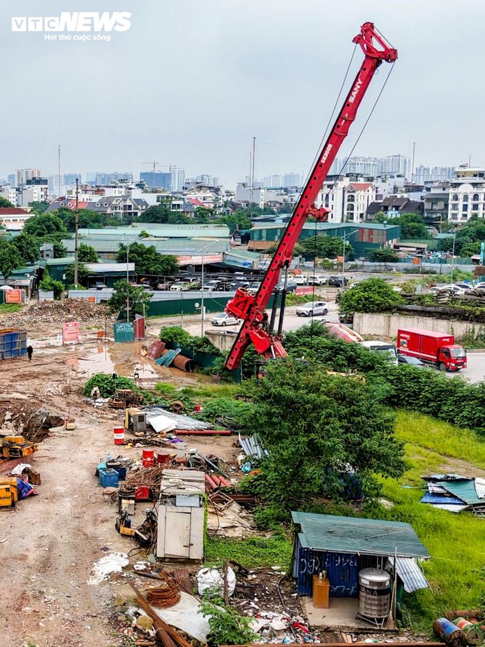 Sau khi các vướng mắc được tháo gỡ, UBND TP Hà Nội yêu cầu các đơn vị tập trung đẩy nhanh tiến độ, phấn đấu hoàn thành toàn bộ công trình trước ngày 31/12/2026.