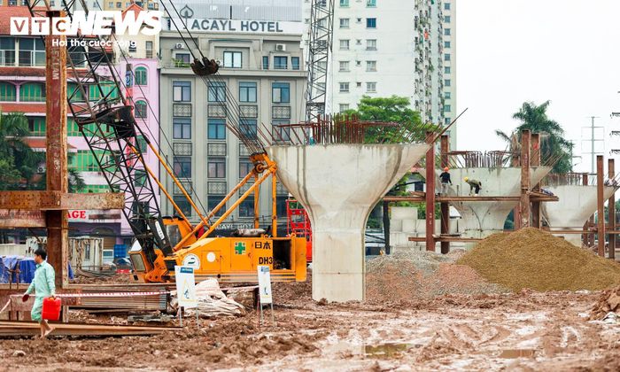 Những trụ cầu đầu tiên của cầu vượt đang được thi công, trong khi nhiều tổ công nhân làm việc liên tục để bù tiến độ sau thời gian dài dự án phải tạm dừng.