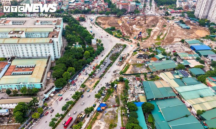 Trong thời gian qua, phần cầu dang dở còn bị một số cá nhân sử dụng làm nơi trông giữ ô tô trái phép.