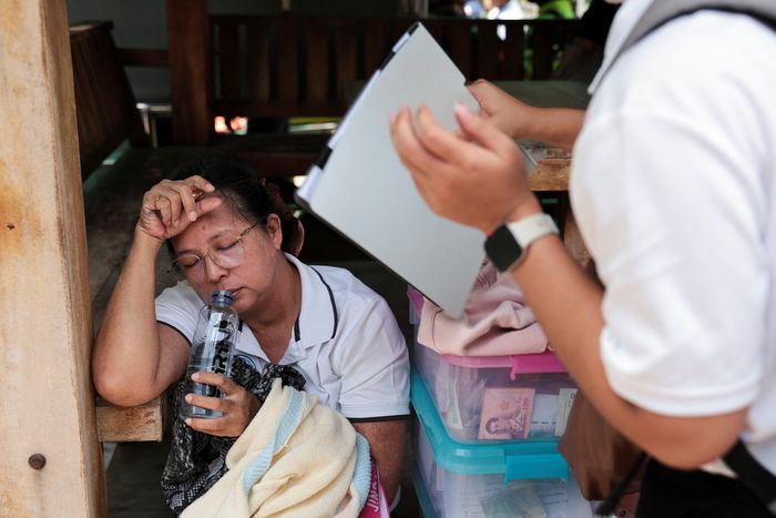 Reuters cũng dẫn lời Bộ trưởng Giáo dục Thái Lan Prasert Jantararuangtong cho biết cả giáo viên và học sinh nằm trong số những người thiệt mạng. Cảnh sát còn cáo buộc nghi phạm đã bắn chết ông bà tại nhà trước khi tới trường, nhưng thông tin này cần được nhà chức trách xác nhận đầy đủ trong quá trình điều tra.