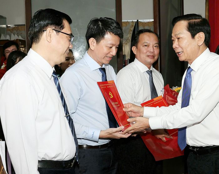 Bí thư Thành ủy Cần Thơ Đỗ Thanh Bình trao quyết định phân công, điều động cán bộ. (Ảnh: Trung Phạm)