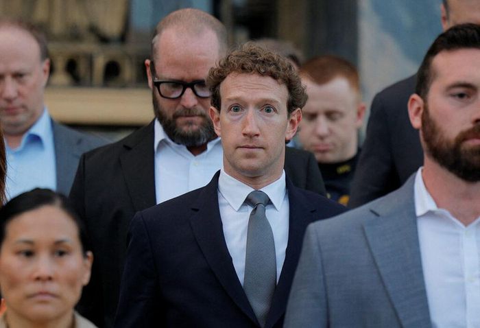 CEO Meta - Mark Zuckerberg rời phiên tòa cáo buộc Meta và YouTube (thuộc Google) gây ảnh hưởng tiêu cực đến sức khỏe tâm thần của trẻ em diễn ra hồi tháng 2/2026. (Ảnh: Reuters)