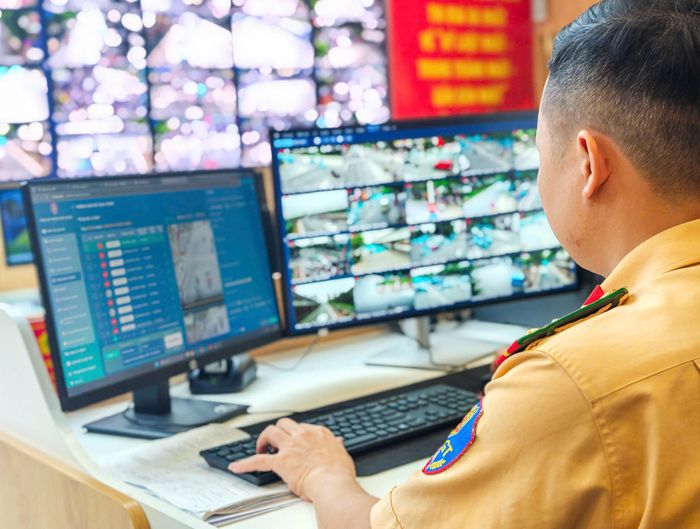 CSGT Hà Nội truy vết tìm ô tô vi phạm.