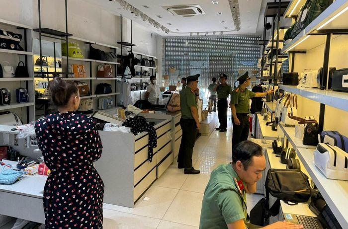 Hàng nghìn sản phẩm được phát hiện giả thương hiệu nổi tiếng.(Ảnh: C.A)