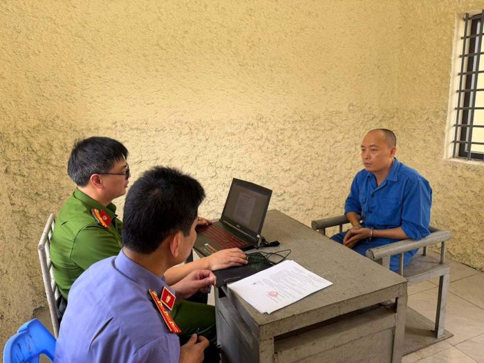 Lực lượng chức năng làm việc với Trần Đình Tiệp (“Vua Quạt”). (Ảnh: Công an Bắc Ninh).