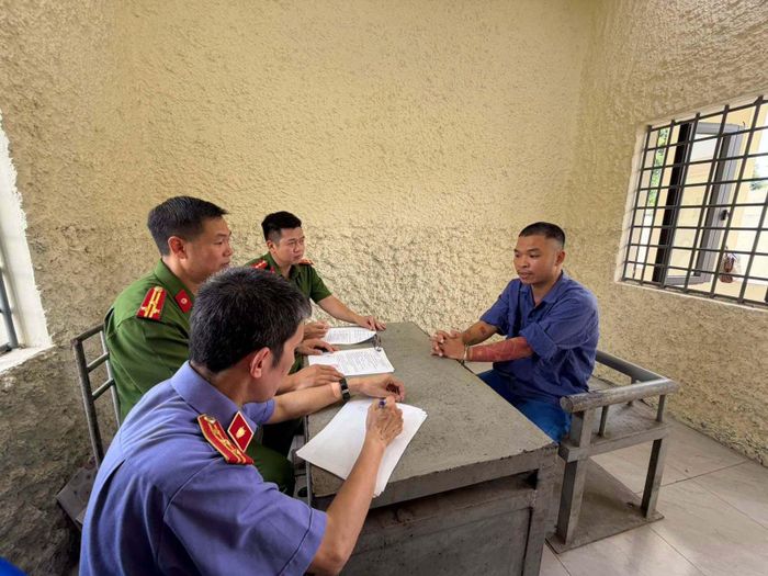 Cơ quan chức năng làm việc với Khánh Sky. (Ảnh: Công an Bắc Ninh)