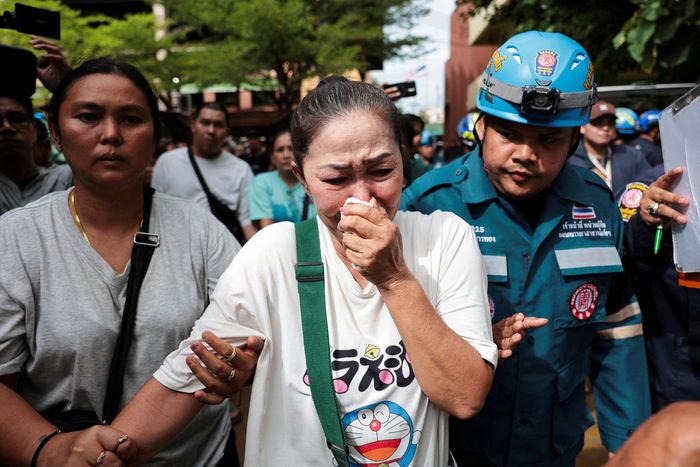 Người nhà nạn nhân. (Ảnh: Reuters)