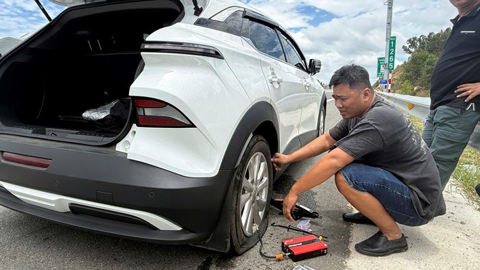 Tài xế phải dùng ống bơm chuyên dụng để tạm thời bơm lốp và tiếp tục di chuyển ra khỏi cao tốc.