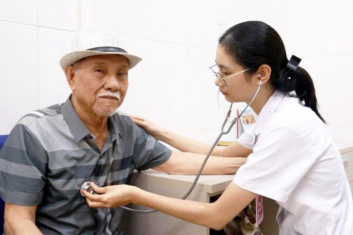 Bác sĩ Trạm Y tế phường Giảng Võ khám bệnh cho người dân. Ảnh: Hoa Phương