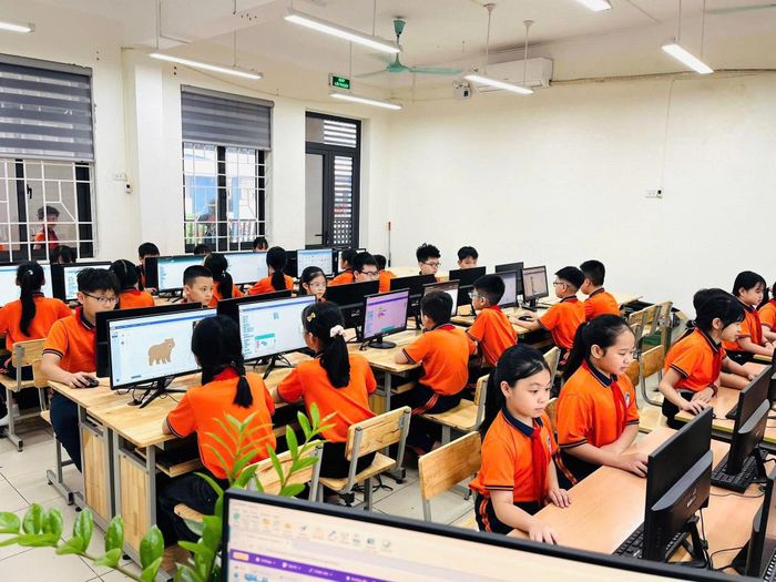 Giờ học tin học của học sinh Trường Tiểu học Đông Hội (xã Đông Anh). Ảnh: Nhà trường cung cấp.