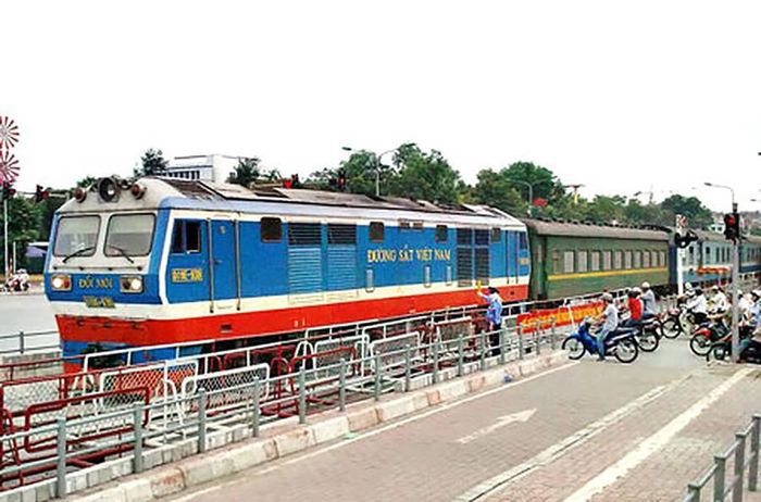 Nghiêm túc chấp hành an toàn giao thông đường sắt sẽ góp phần giảm tối đa những rủi ro đáng tiếc có thể xảy ra. Ảnh: Sơn Hà