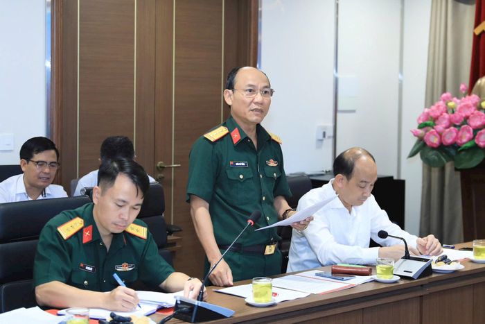 Đại tá Đoàn Chí Thắng, Phó Chủ nhiệm Chính trị Bộ Tư lệnh Thủ đô thông tin tại hội nghị. Ảnh: Quang Thái