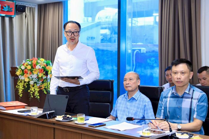Phó Giám đốc Sở Nông nghiệp và Môi trường Nguyễn Minh Tấn thông tin về công tác triển khai thực hiện Đề án “Vùng phát thải thấp trong Vành đai 1, thành phố Hà Nội” tại hội nghị. Ảnh: Quang Thái