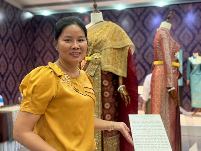 Chị Trương Thị Ánh Tuyết vui mừng khám phá trang phục truyền thống Thái Lan. Ảnh: Kiều Thoan Thu