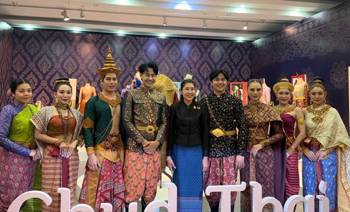 Đại sứ Urawadee Sriphiromya cùng các nghệ nhân và nghệ sĩ trong trang phục truyền thống. Ảnh: Kiều Thoan Thu