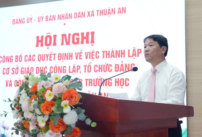 Bí thư Đảng ủy, Chủ tịch HĐND xã Thuận An Trương Văn Học phát biểu tại hội nghị. Ảnh: Vân Thư
