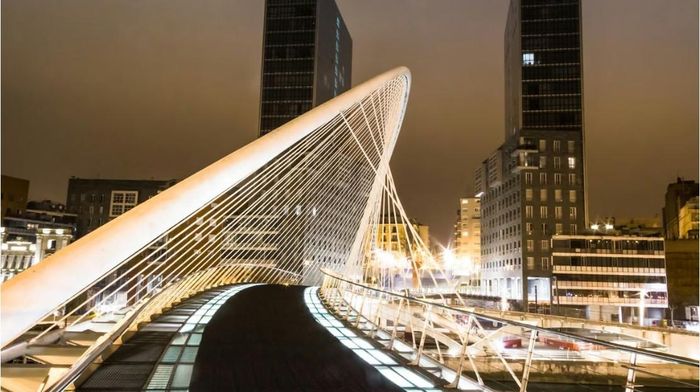 Cầu Zubizuri - cầu đi bộ vòm thép vắt ngang sông Nervíon ở trung tâm Bilbao. Ảnh: Cơ quan Du lịch Chính phủ Tây Ban Nha