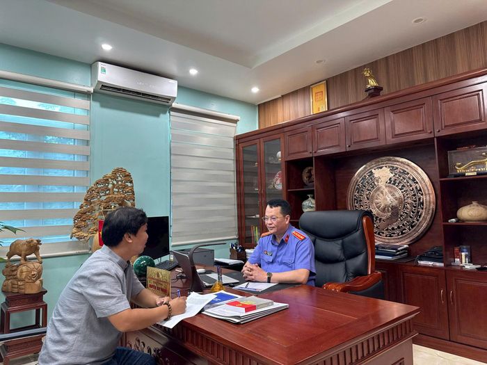 Viện trưởng VKSND Khu vực 7 Nguyễn Huy Mạnh trao đổi với phóng viên Cơ quan Báo và Phát thanh Truyền hình Hà Nộ. Ảnh: PV