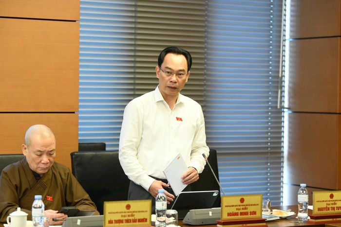 Đại biểu Hoàng Minh Sơn thảo luận tại tổ. Ảnh: QK