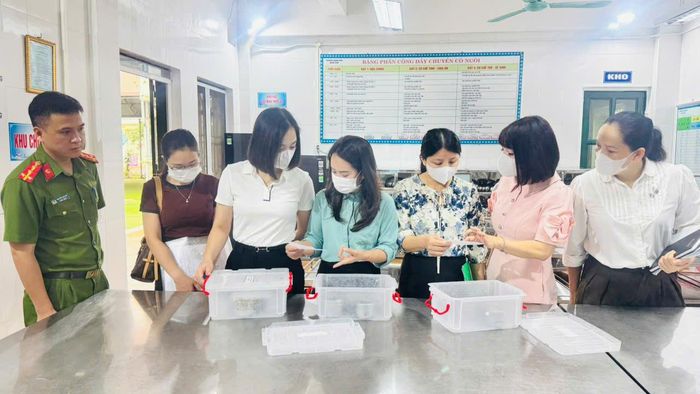 Kiểm tra công tác lưu mẫu thức ăn tại cơ sở giáo dục trên địa bàn xã Kim Anh. Ảnh: Lương Giang