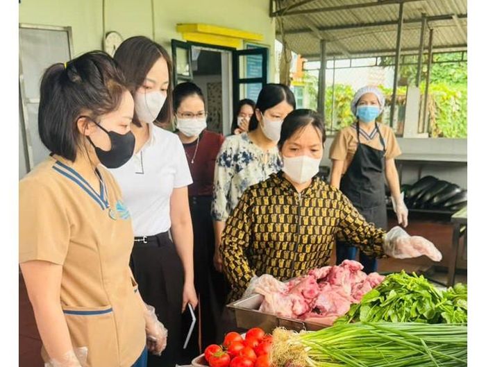 Kiểm tra an toàn vệ sinh thực phẩm trường học trên địa bàn xã Kim Anh. Ảnh: Lương Giang