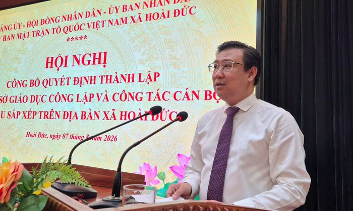 Bí thư Đảng ủy, Chủ tịch HĐND xã Hoài Đức Nguyễn Thanh Bình phát biểu giao nhiệm vụ cho các cơ sở giáo dục sau sắp xếp. Ảnh: Hậu Lộc