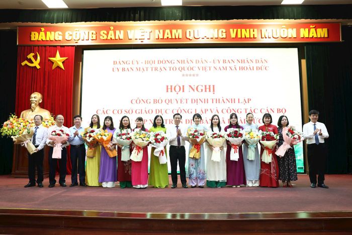 Lãnh đạo xã Hoài Đức tặng hoa tri ân đối với các trường hợp nghỉ công tác trước tuổi và nghỉ hưu và chuyển công tác khác. Ảnh: Hậu Lộc