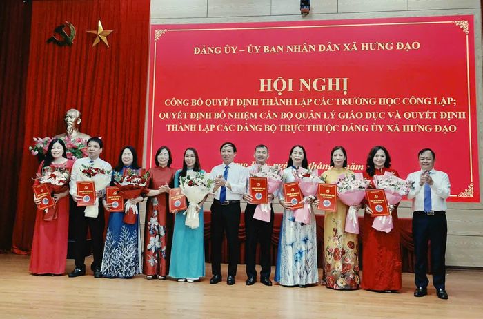 Trao quyết định thành lập 8 Đảng bộ nhà trường trực thuộc Đảng ủy xã Hưng Đạo. Ảnh: Đức Duy