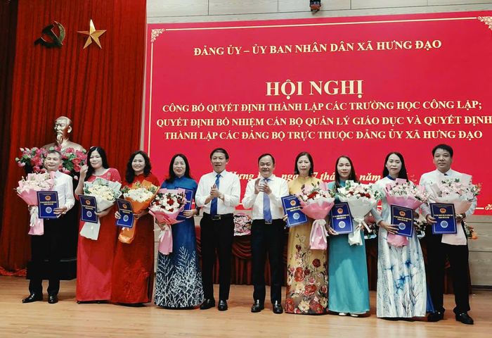 Lãnh đạo xã Hưng Đạo trao quyết định bổ nhiệm và điều động cho 8 hiệu trưởng nhà trường. Ảnh: Đức Duy