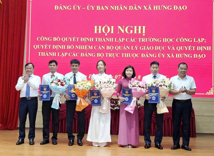 Trao quyết định bổ nhiệm hiệu phó các nhà trường. Ảnh: Đức Duy