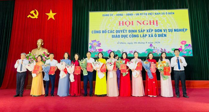 Lãnh đạo xã Ô Diên trao quyết định thành lập 11 Đảng bộ trường học, đánh dấu bước kiện toàn hệ thống tổ chức Đảng trong các cơ sở giáo dục. Ảnh: Ánh Bình