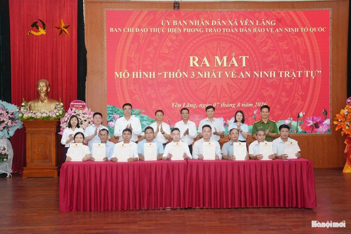 Lễ ký kết ghi nhớ, ra mắt mô hình "Thôn 3 nhất về An ninh trật tự". Ảnh: Phạm Hùng