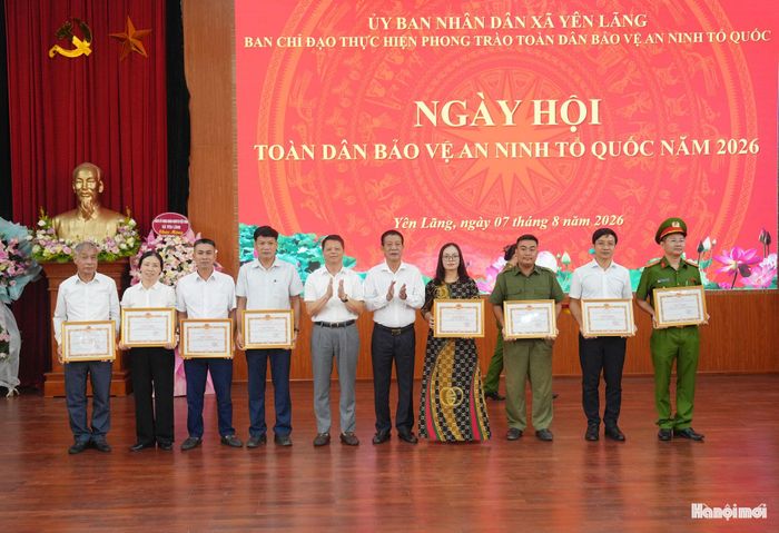 Lãnh đạo xã Yên Lãng trao khen thưởng cho các tập thể. Ảnh: Phạm Hùng