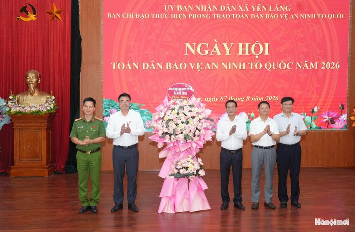Lãnh đạo xã Yên Lãng tặng hoa chúc mừng. Ảnh: Phạm Hùng